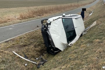 Ford-Fahrer überschlägt sich und flüchtet danach per Anhalter