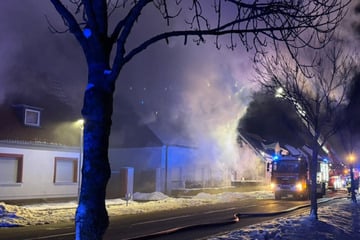 Riesen-Schaden! Doppelhaushälfte brennt lichterloh