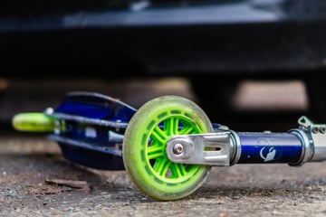 Neunjährige auf Roller prallt mit Auto zusammen: Polizei sucht geflüchtete Fahrerin