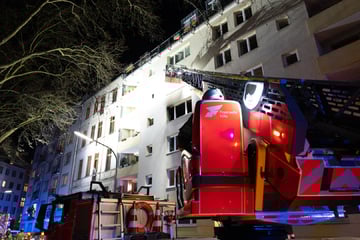 Feuer in Mehrfamilienhaus in Kölner City: Rettungskräfte müssen Brandopfer wiederbeleben