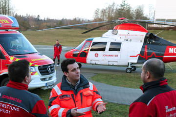 Bei Arbeitsunfall schwer verletzt: Mann stürzt in drei Meter tiefen Schacht