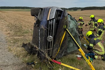 Missglücktes Überholmanöver: VW überschlägt sich mehrfach, Fahrer verletzt