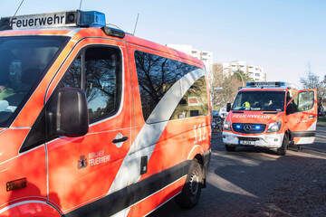 Wagen kracht in geparkte Autos und überschlägt sich: Fahrer lebensgefährlich verletzt