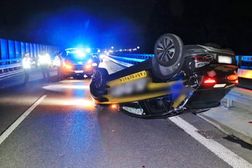 Fahrschulauto landet auf Dach: Drei Verletzte bei Unfall auf B14