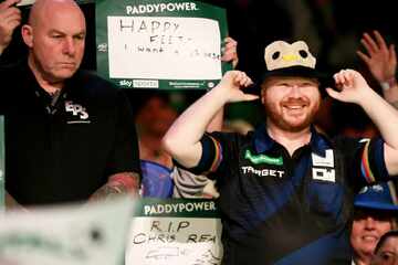 "Dann heirate dich halt selbst!": Nackter Antrag von Darts-Star endet in Ring-Wurf