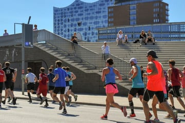 Hamburg: Läufer kollabieren beim Hamburger Halbmarathon: Mehr als 100 Einsätze, zwei Reanimationen