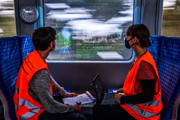 Chemnitz: Zug-Fenster wird zum Bildschirm: Positive Resonanz auf neue Fahrgast-Displays