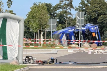Unfall A24: Lkw kippt mit Gefahrgut auf A24 um: Stau-Frust bis zum Abend