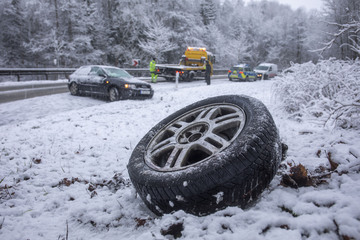 Heftiger Wintereinbruch im Erzgebirge sorgt für Unfälle und Verkehrsbehinderungen