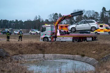 Auto kommt von Autobahn ab und landet in Wasserbecken: Fahrerin kurz bewusstlos