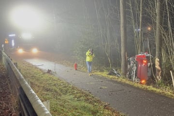 BMW zerschellt an Baum: Fahranfänger tot, Mitfahrer in Kliniken