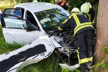 Unfall im Erzgebirge: VW kracht frontal gegen Baum, eine Person schwer verletzt