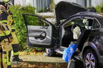 Frontalcrash in Wohngebiet: 18-Jähriger knallt mit Mietwagen in Hauswand