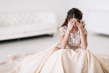 Verheerender Fehler: Mann begräbt Oma im Brautkleid seiner Verlobten!