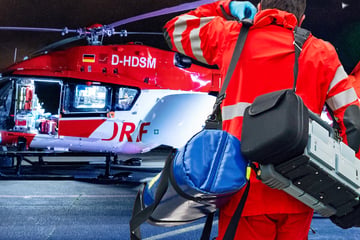 Drei Schwerverletzte bei Unfall: Hubschrauber bringt Opel-Fahrer in Klinik