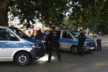 Dresden: Raub in der Neustadt: Männer entreißen 32-Jährigen den Brustbeutel