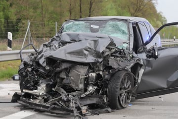 Unfall A7: Tragischer Unfall auf der A7: Fahrzeug prallt gegen Lkw, Fahrer tot