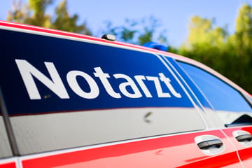 Drei Fahrzeuge krachen zusammen: Rollerfahrer stirbt noch an der Unfallstelle