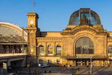 Dresden: Mit Glasflasche: Wütende Frau attackiert Sicherheitspersonal im Dresdner Hauptbahnhof