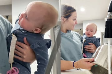 Baby ist zum ersten Mal beim Abwaschen dabei: Wie das Kind reagiert, lässt Herzen schmelzen