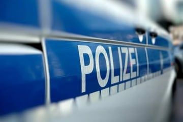 Junge steigt aus Straßenbahn und wird von Auto angefahren: Polizei sucht Zeugen