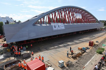 Außergewöhnlicher Anblick: Neue Sternbrücke bewegt sich durch Hamburg