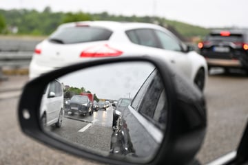Unfall A71: Unfall auf A71: Drei Autos involviert, Autobahn für 2,5 Stunden voll gesperrt