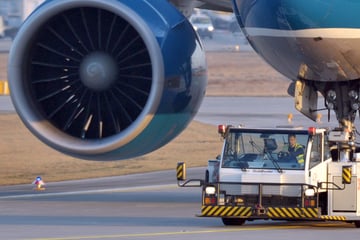 Drama auf Malle: Flugzeugschlepper zerquetscht Beine von Mitarbeiter - Amputation vor Ort!