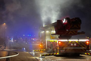 Plötzlich Flammen und dichter Rauch: Mehrfamilienhaus gerät in Brand