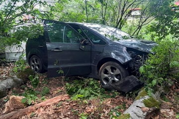 Unfall A4: Wegen eines defekten Rads: Unfall auf der A4 mit einem Ford und Anhänger