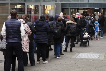 Hamburg: Lange Schlange in der Hamburger Innenstadt: Das steckt dahinter