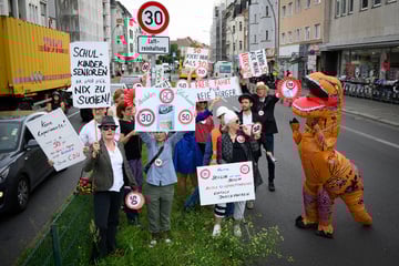 Satire auf der Straße: Berliner protestieren mit Kostümen gegen Tempo 50