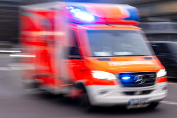 Feuerwehr, Rettungsdienst und Polizei im Einsatz! Reizgas in Umkleide versprüht, Schüler in Klinik gebracht