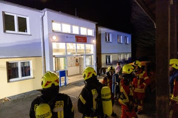 Nacht-Einsatz in Pflegeheim: Ammoniak tritt aus Kühlschrank aus