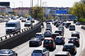 Stau auf Stadtautobahn: Lkw-Fahrer kracht mit voller Wucht in anderen Laster