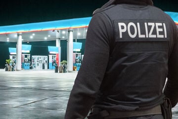 Maskierter Mann mit Messer überfällt Tankstelle