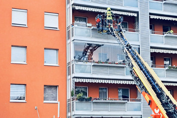Dresden: Feuerwehr rückt wegen Brand auf Balkon aus