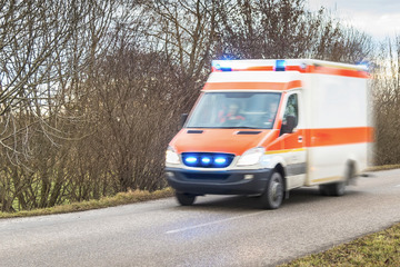 Rettungswagen kracht in Laster: Fünf Verletzte bei Unfall auf der B180