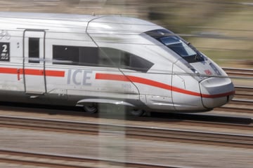 Hamburg: Lebensgefahr: Mann sammelt Pfandflaschen auf Gleisen im laufenden Bahnverkehr