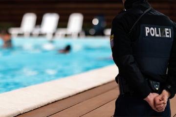 Mann greift 14-Jähriger in Schwimmbad an Oberschenkel: Als sie sich wehrt, schlägt er zu