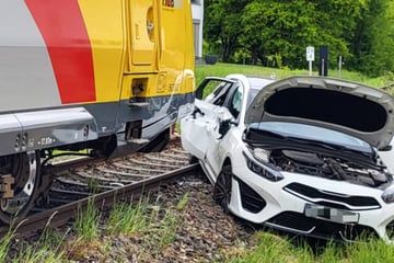 Zug erfasst Auto und schleift es mit: Bahnstrecke gesperrt