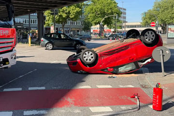 Heftiger Kreuzungs-Crash: Fahrzeug überschlägt sich und bleibt auf dem Dach liegen