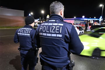 Crash vor 100 Zuschauern: 22-Jähriger zerlegt Sportwagen bei Poser-Treffen in Reutlingen