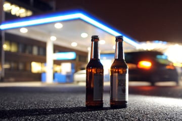 Suff-Fahrer schläft mitten auf Kreuzung: Als Frau ins Auto leuchtet, gibt er Gas