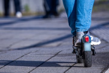 Mit Ski-Maske, aber ohne Licht: 14-Jähriger schwebt nach E-Scooter-Unfall in Lebensgefahr