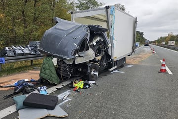 Unfall A12: Kleintransporter kracht in Lkw: Fahrer stirbt