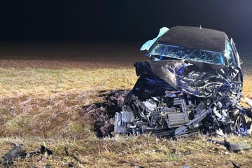 Opel-Fahrerin kracht frontal in Gegenverkehr: Zwei Frauen schwer verletzt