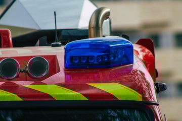 Tödliches Unglück bei Stadtrundfahrt: Fußball-Fan knallt mit Kopf gegen Brücke