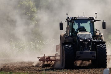 Traktor stürzt Hang hinab und überschlägt sich mehrfach: Landwirt lebensgefährlich verletzt