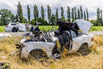 Horror-Unfall auf B102 bei Luckau: Drei Menschen tot